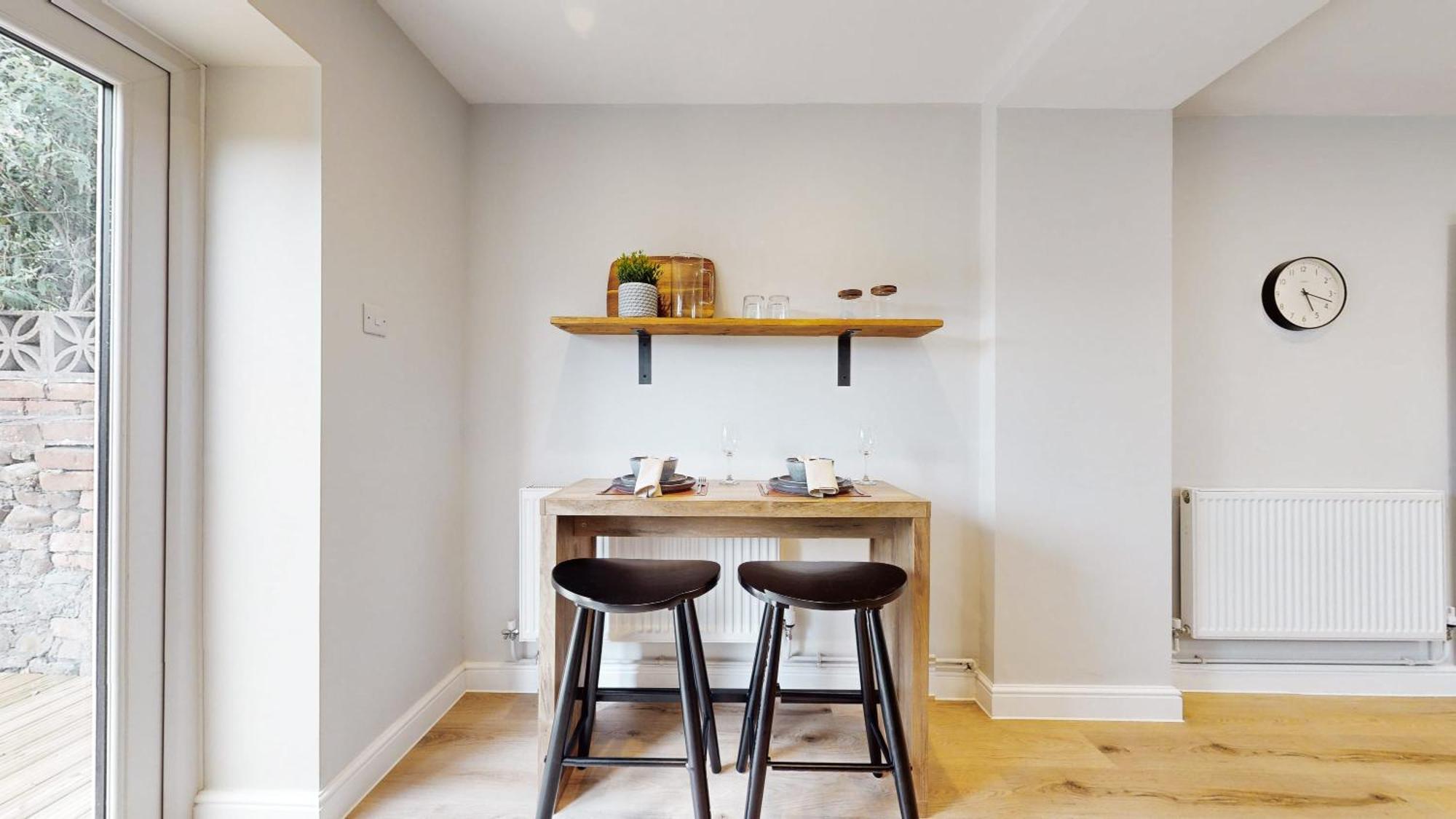 Beautiful 3 Bed In The Heart Of City With Free Parking *