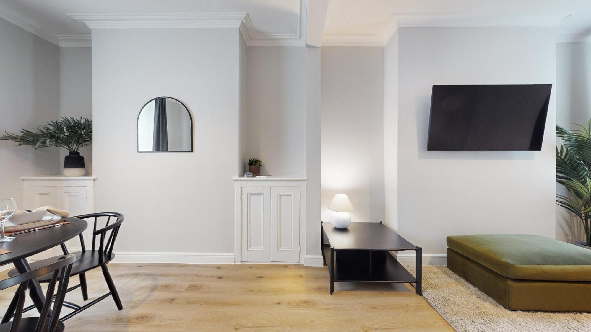 Beautiful 3 Bed In The Heart Of City With Free Parking Holiday home Cardiff
