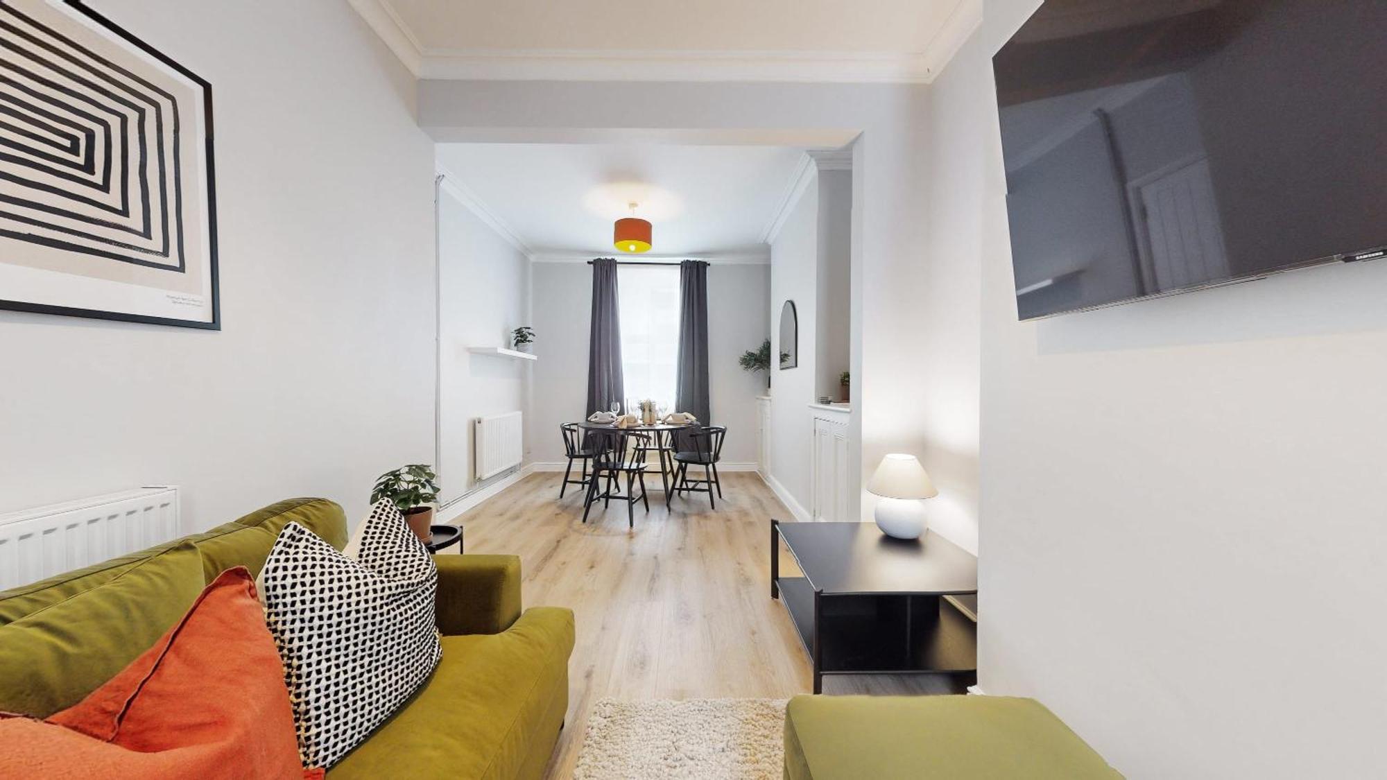 Holiday home Beautiful 3 Bed In The Heart Of City With Free Parking *