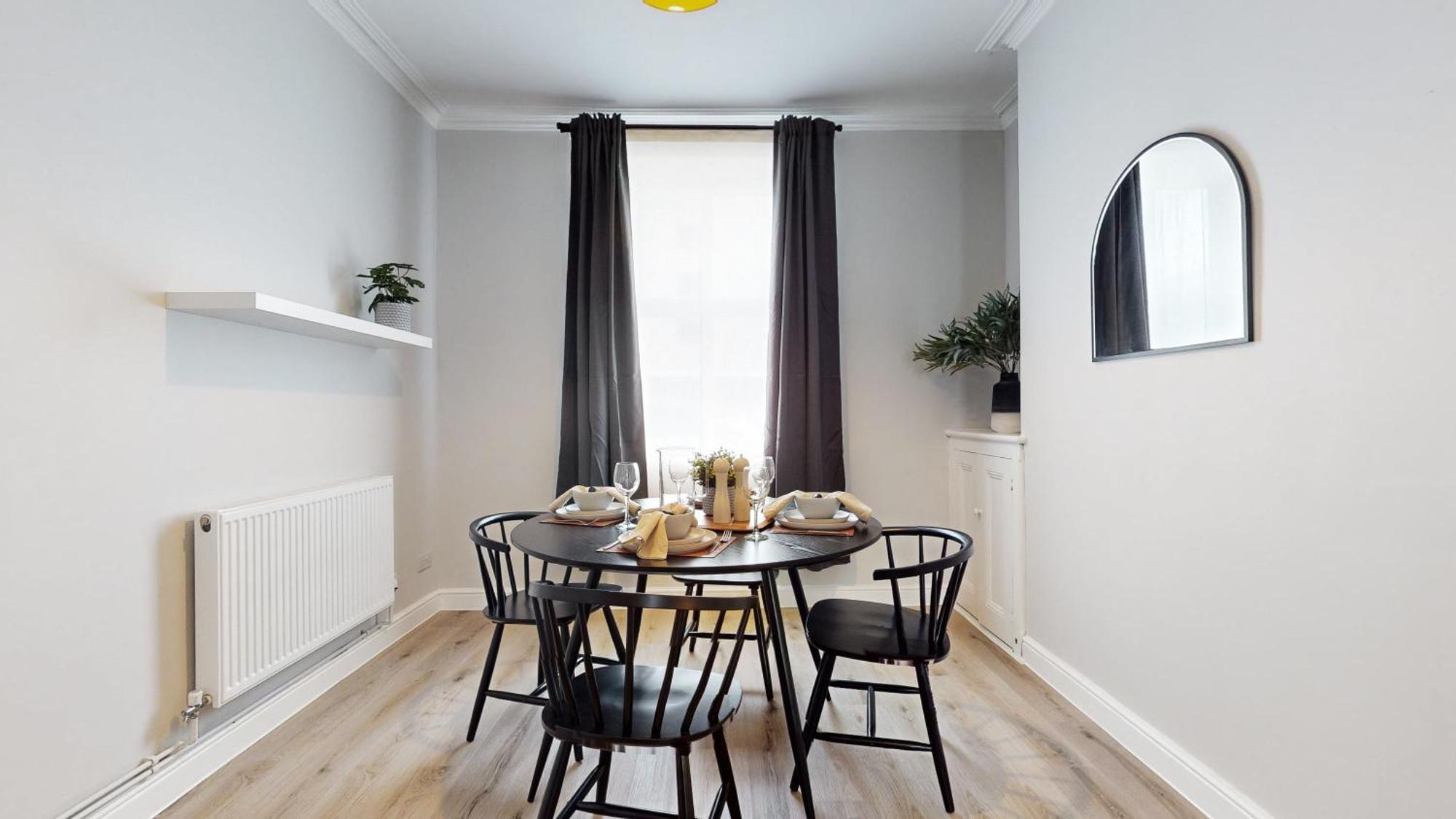 Beautiful 3 Bed In The Heart Of City With Free Parking Holiday home