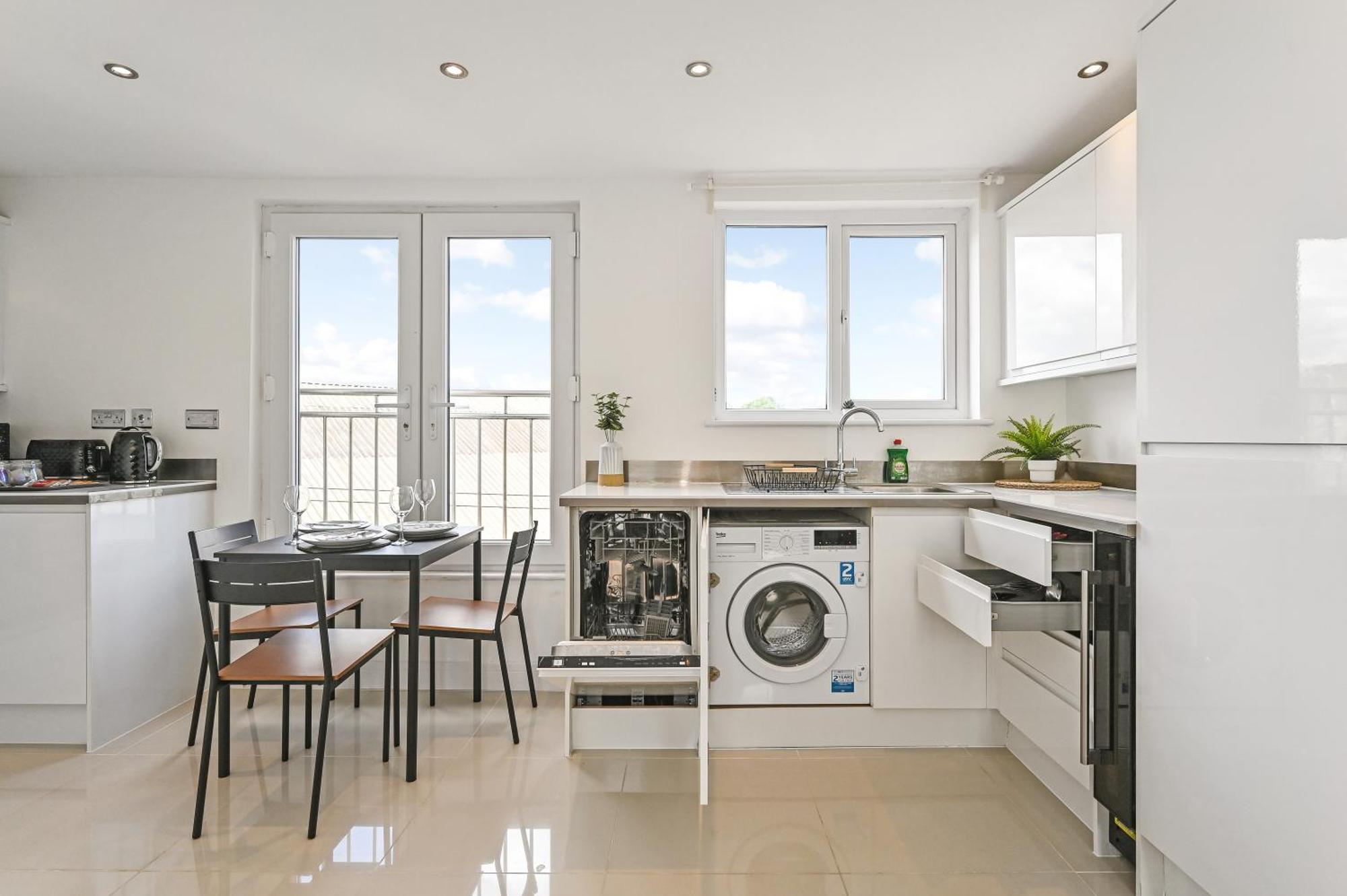 Family 1 Bed Apt Near Cardiff City Centre, Free Parking, Quiet, Secure Neighbourhood Apartment *
