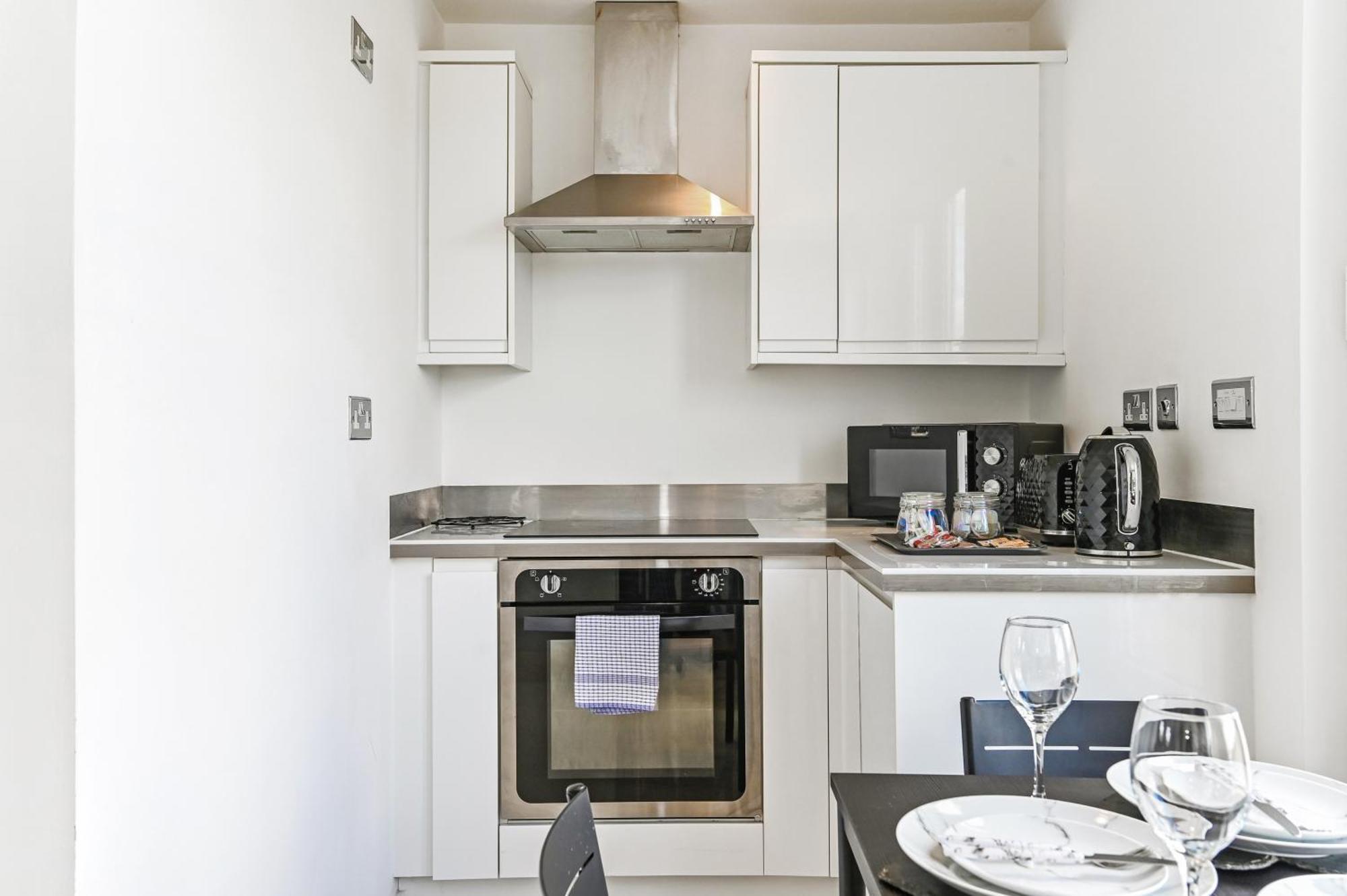 Apartment Family 1 Bed Apt Near Cardiff City Centre, Free Parking, Quiet, Secure Neighbourhood *