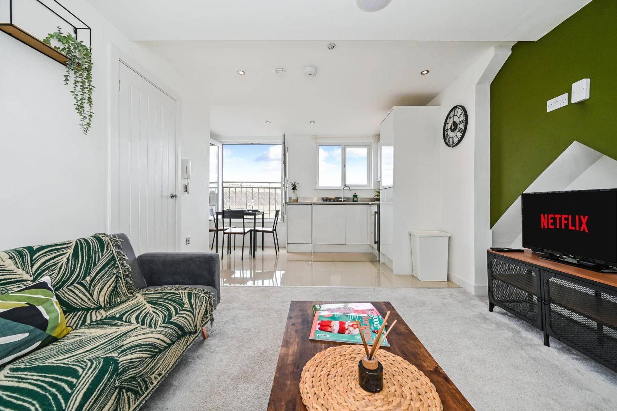 Family 1 Bed Apt Near Cardiff City Centre, Free Parking, Quiet, Secure Neighbourhood Apartment
