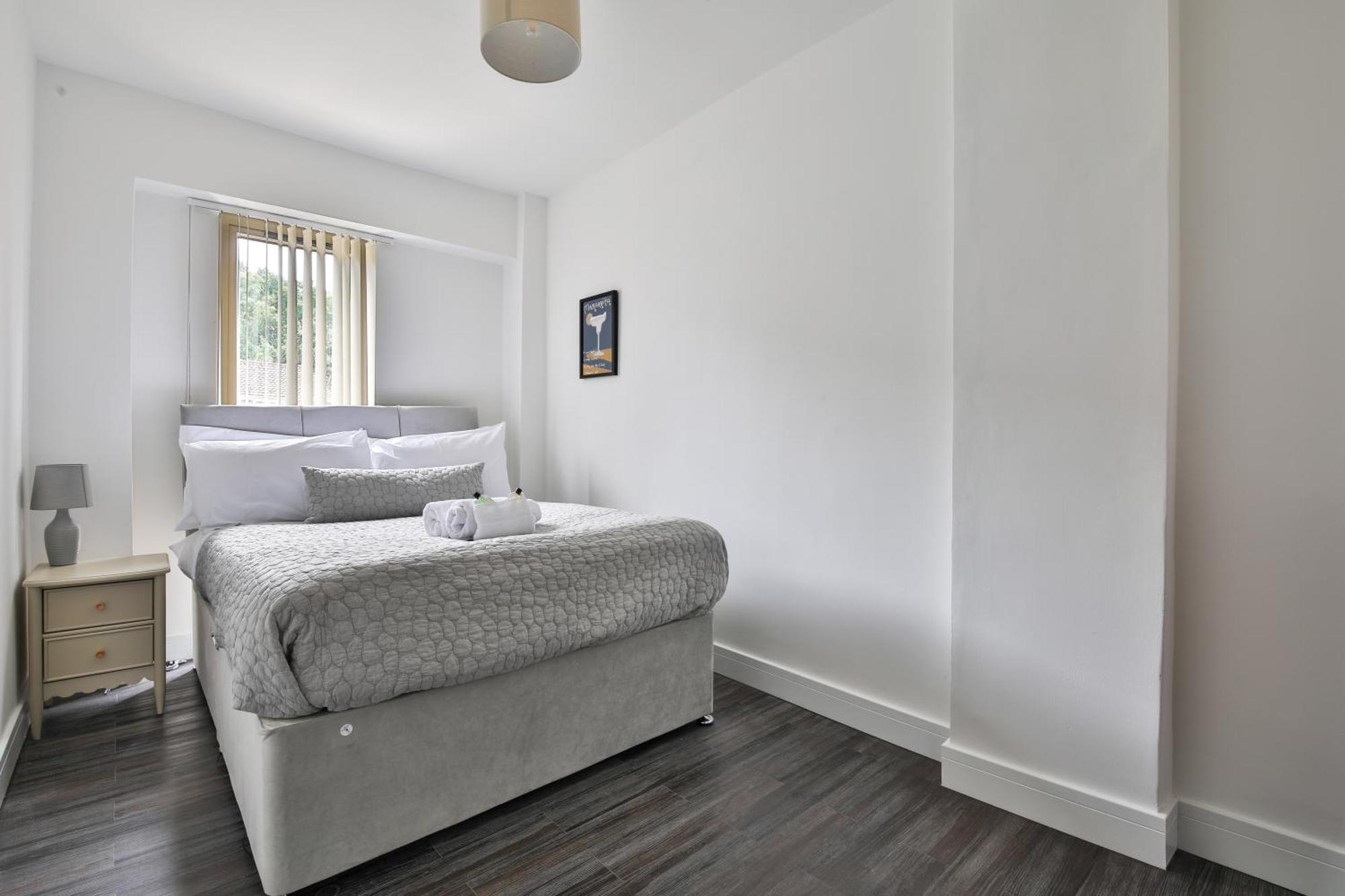 Roath Park Supermarket, Restaurants & Parking Apartment Cardiff
