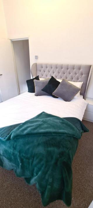 Apartment Entire 2 Bed Flat On 3rd Floor Near Centre & Stadium *
