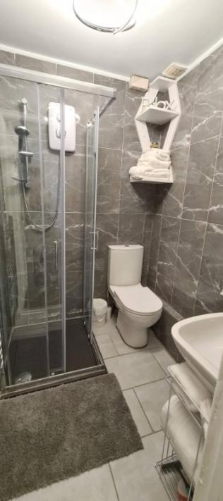 Apartment Entire 2 Bed Flat On 3rd Floor Near Centre & Stadium *