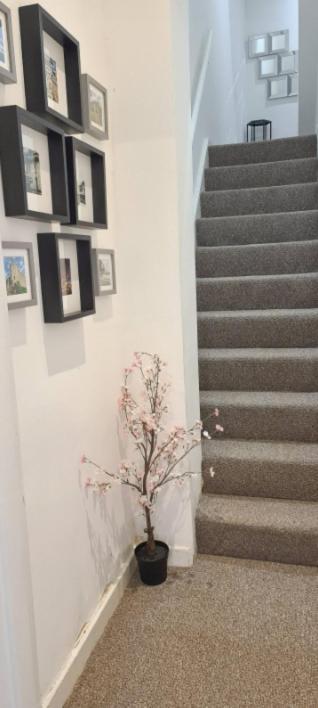 Apartment Entire 2 Bed Flat On 3rd Floor Near Centre & Stadium *