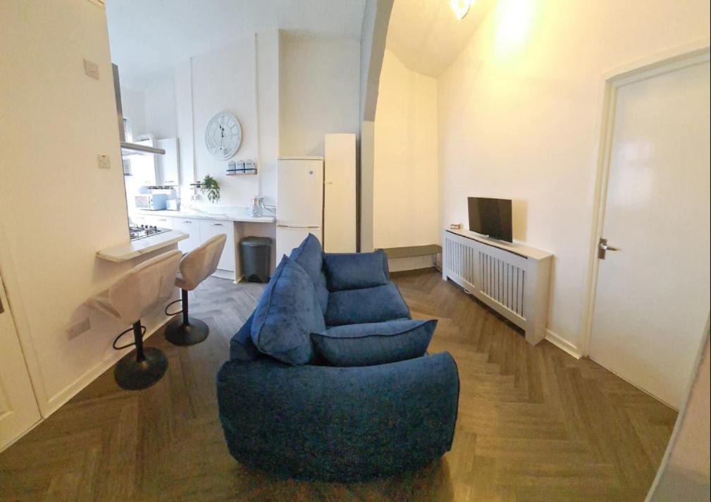 Entire 2 Bed Flat On 3rd Floor Near Centre & Stadium