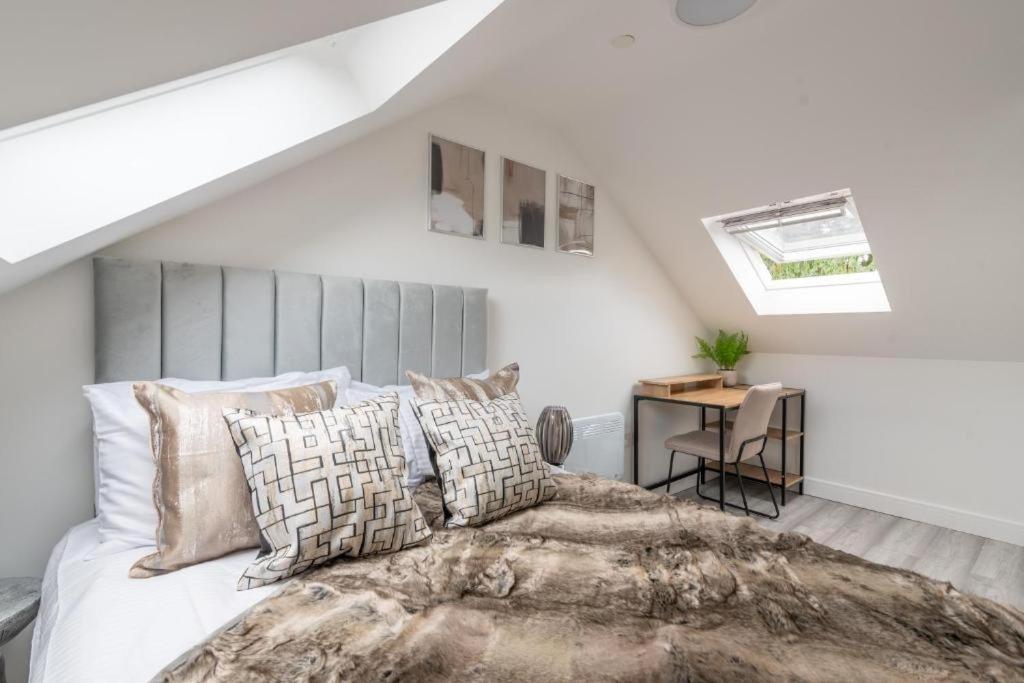 Luxurious - In * Cardiff