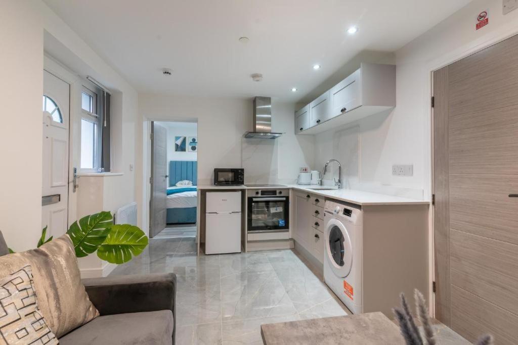 Luxurious - In * Cardiff