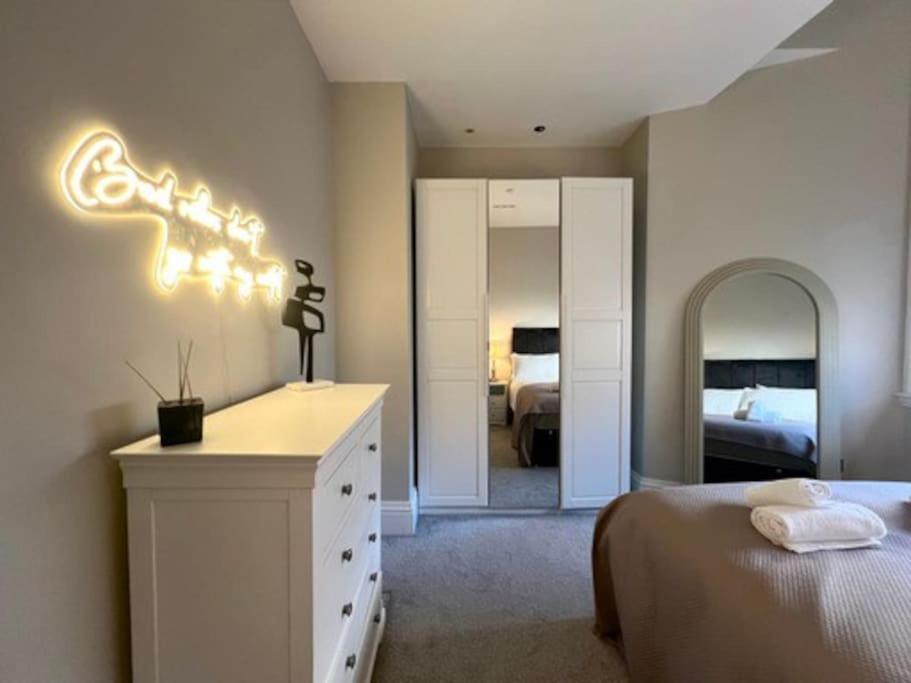 Apartment Luxebay Hideaway - Free Parking