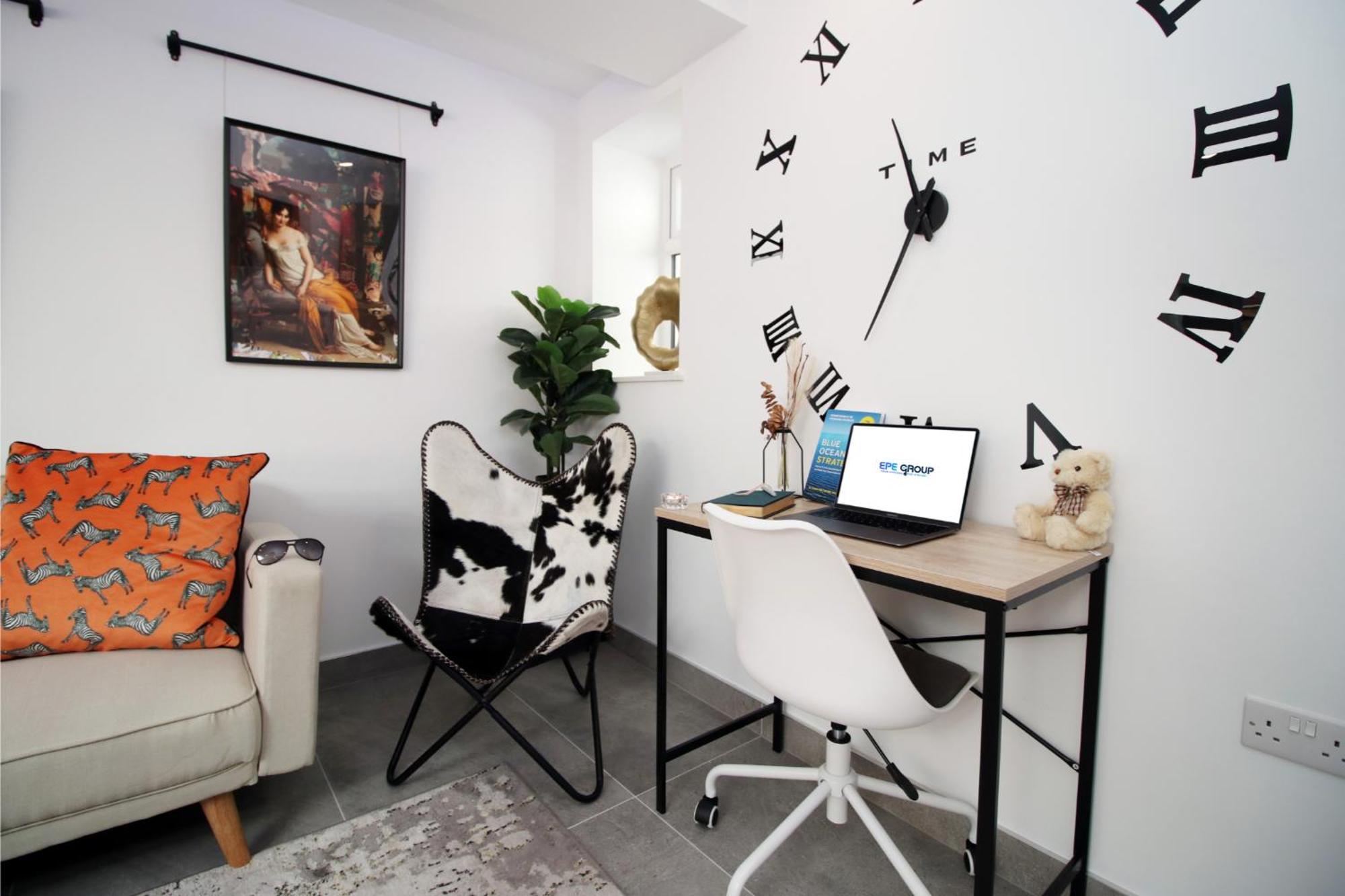 New Listing - Modern & Spacious Retreat With Private Courtyard Apartment