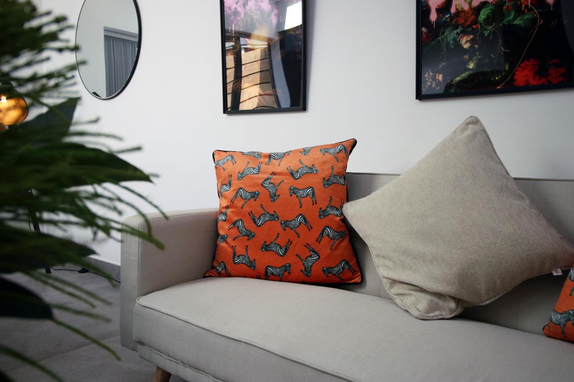 Apartment New Listing - Modern & Spacious Retreat With Private Courtyard Cardiff