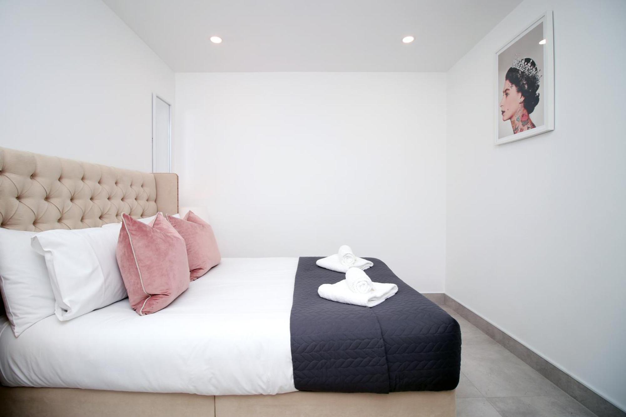 Apartment New Listing - Modern & Spacious Retreat With Private Courtyard Cardiff