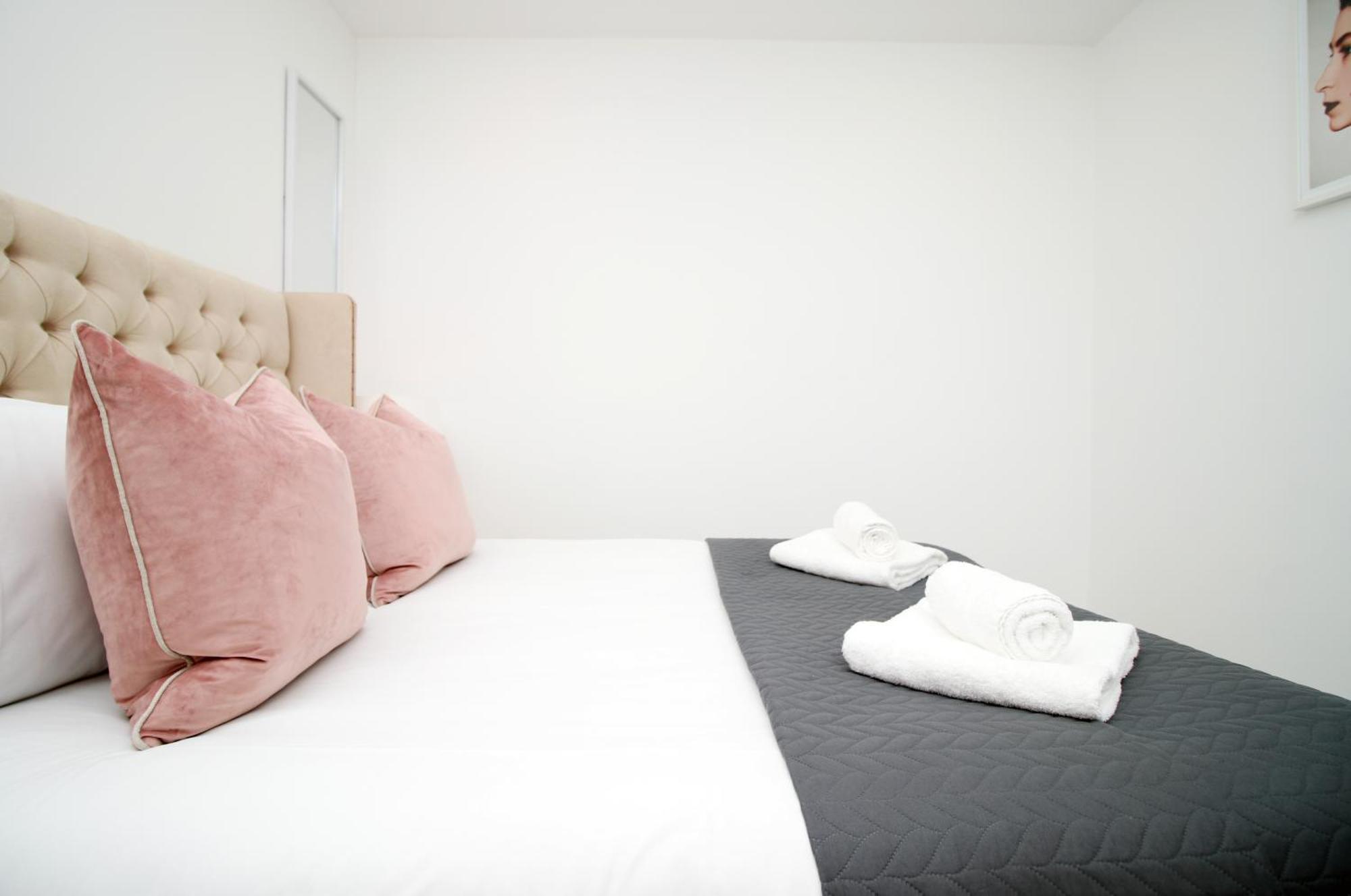 New Listing - Modern & Spacious Retreat With Private Courtyard Apartment