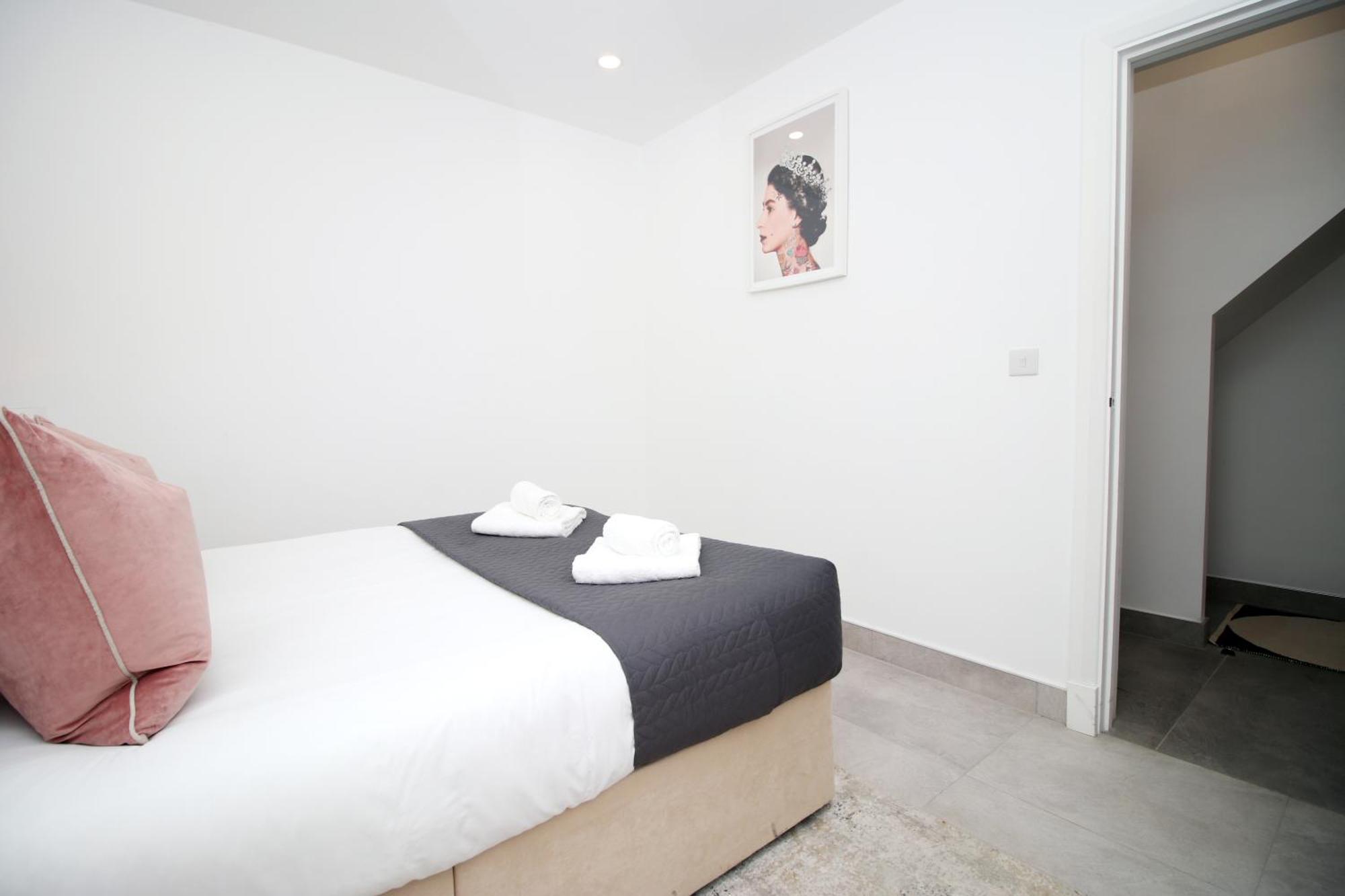 Apartment New Listing - Modern & Spacious Retreat With Private Courtyard *