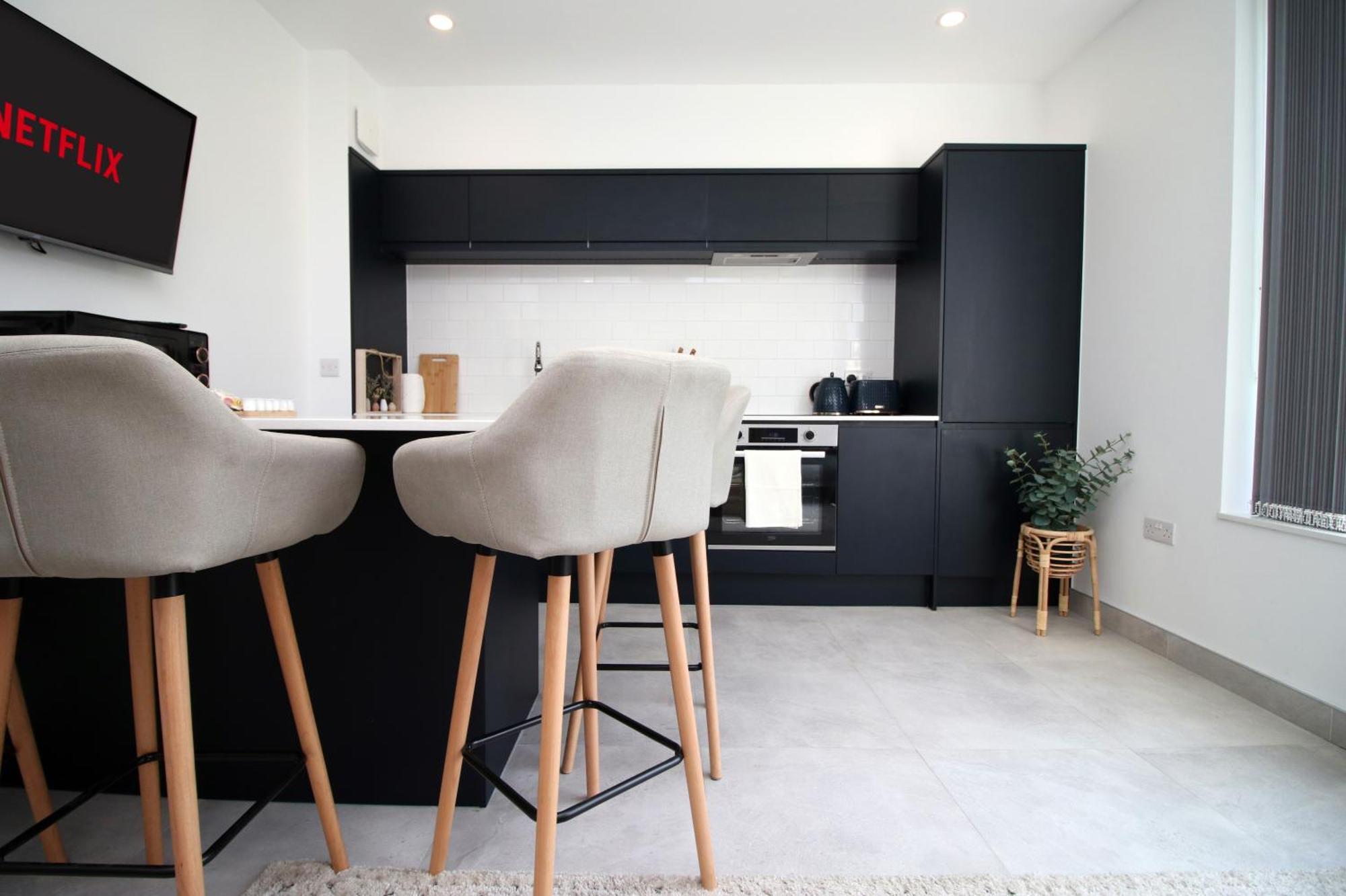 New Listing - Modern & Spacious Retreat With Private Courtyard Apartment