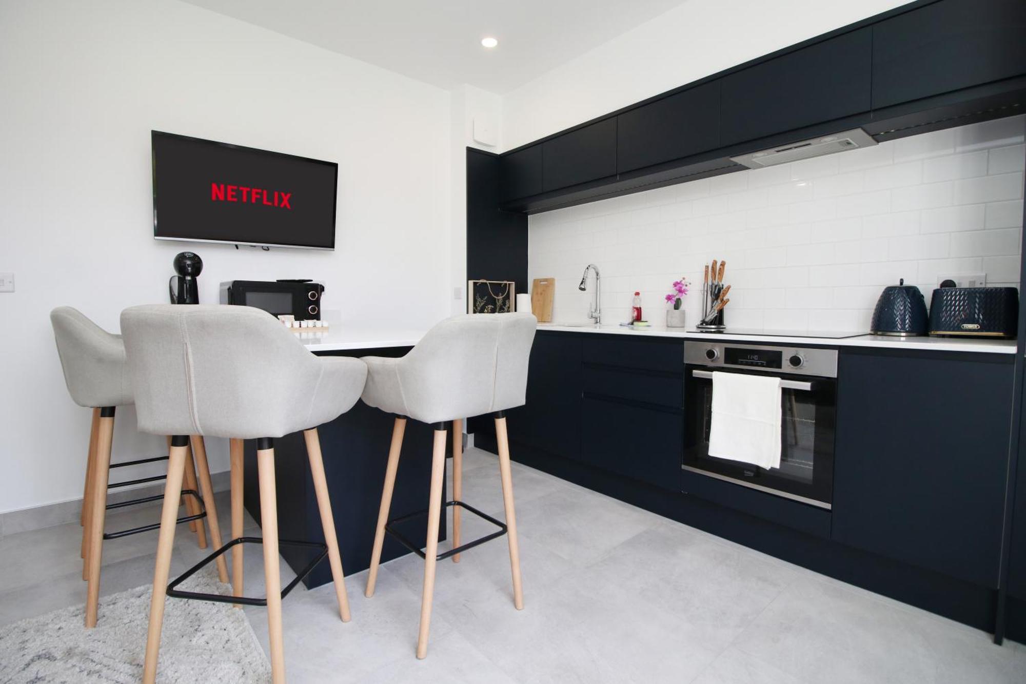 New Listing - Modern & Spacious Retreat With Private Courtyard Apartment