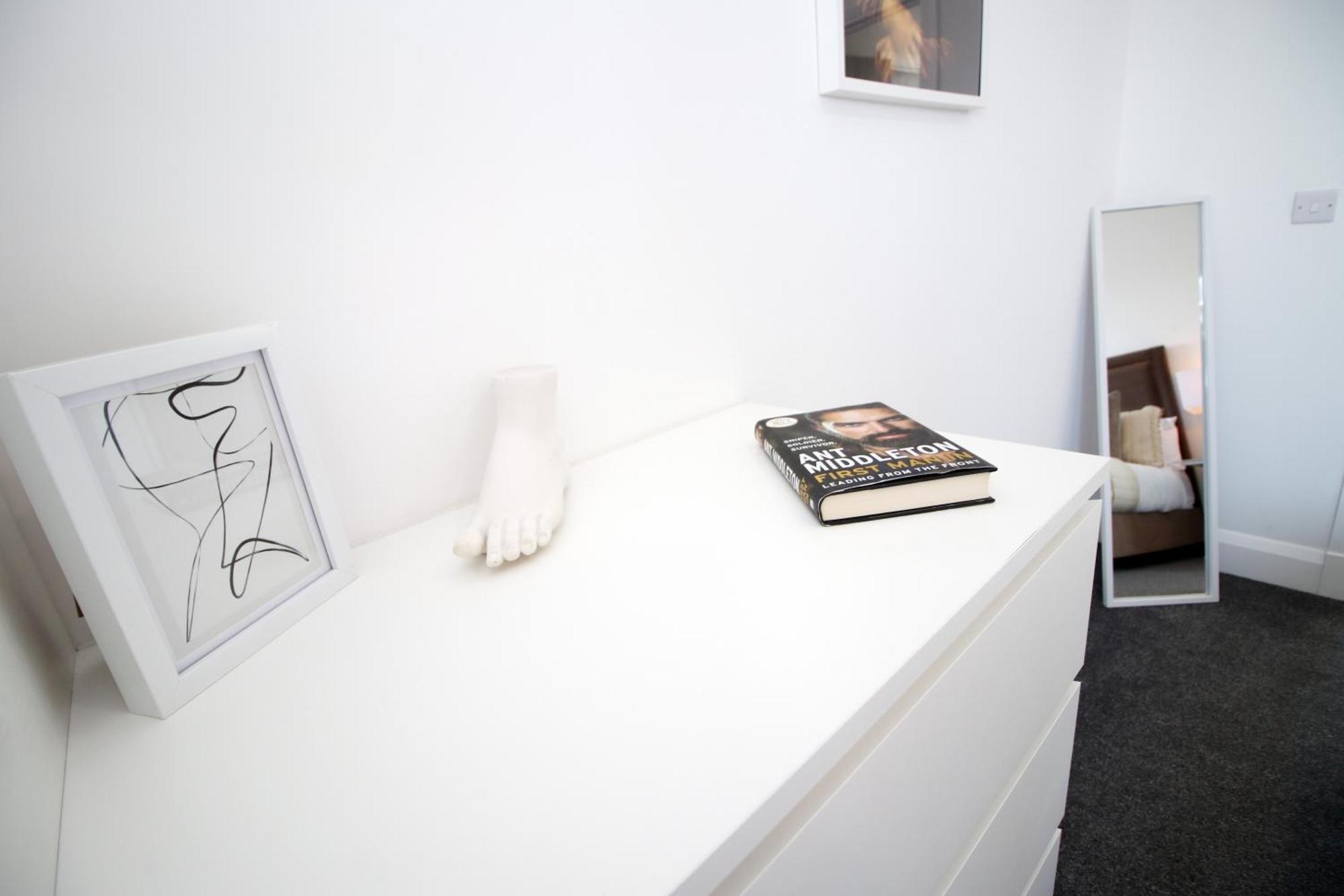 New Listing - Modern & Spacious Retreat With Private Courtyard Apartment