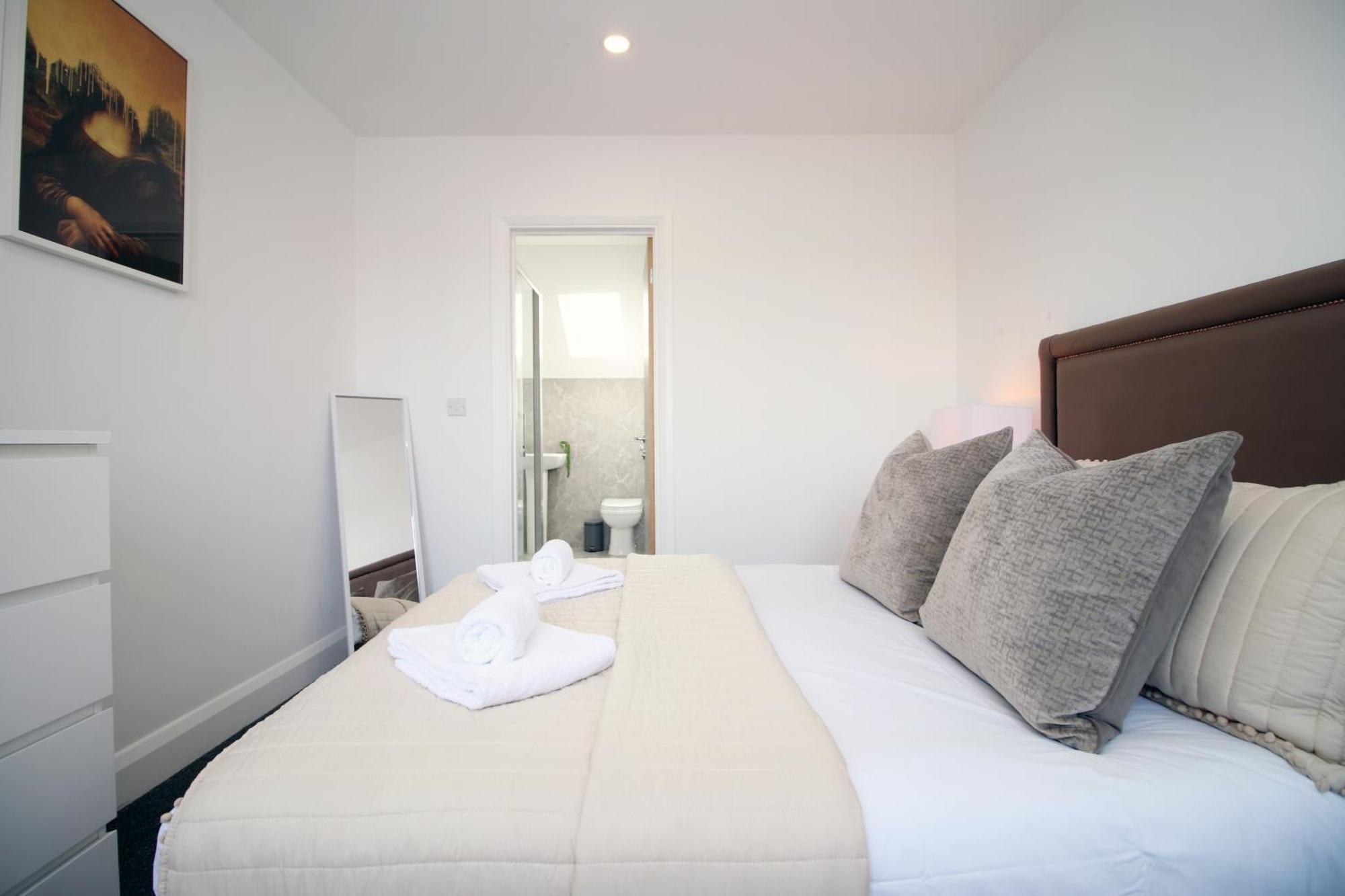 New Listing - Modern & Spacious Retreat With Private Courtyard * Cardiff
