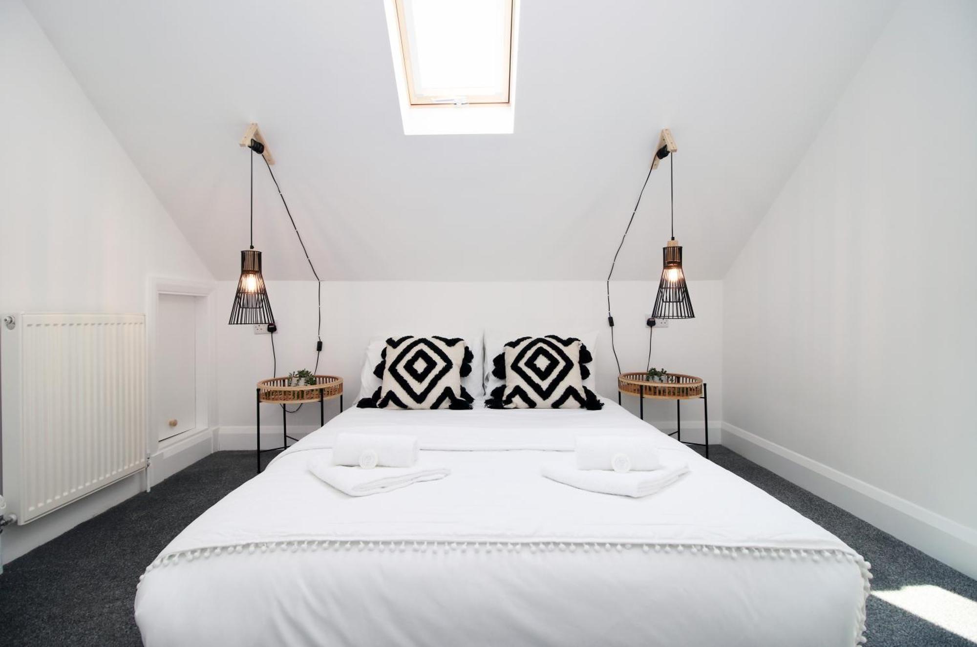 New Listing - Modern & Spacious Retreat With Private Courtyard * Cardiff