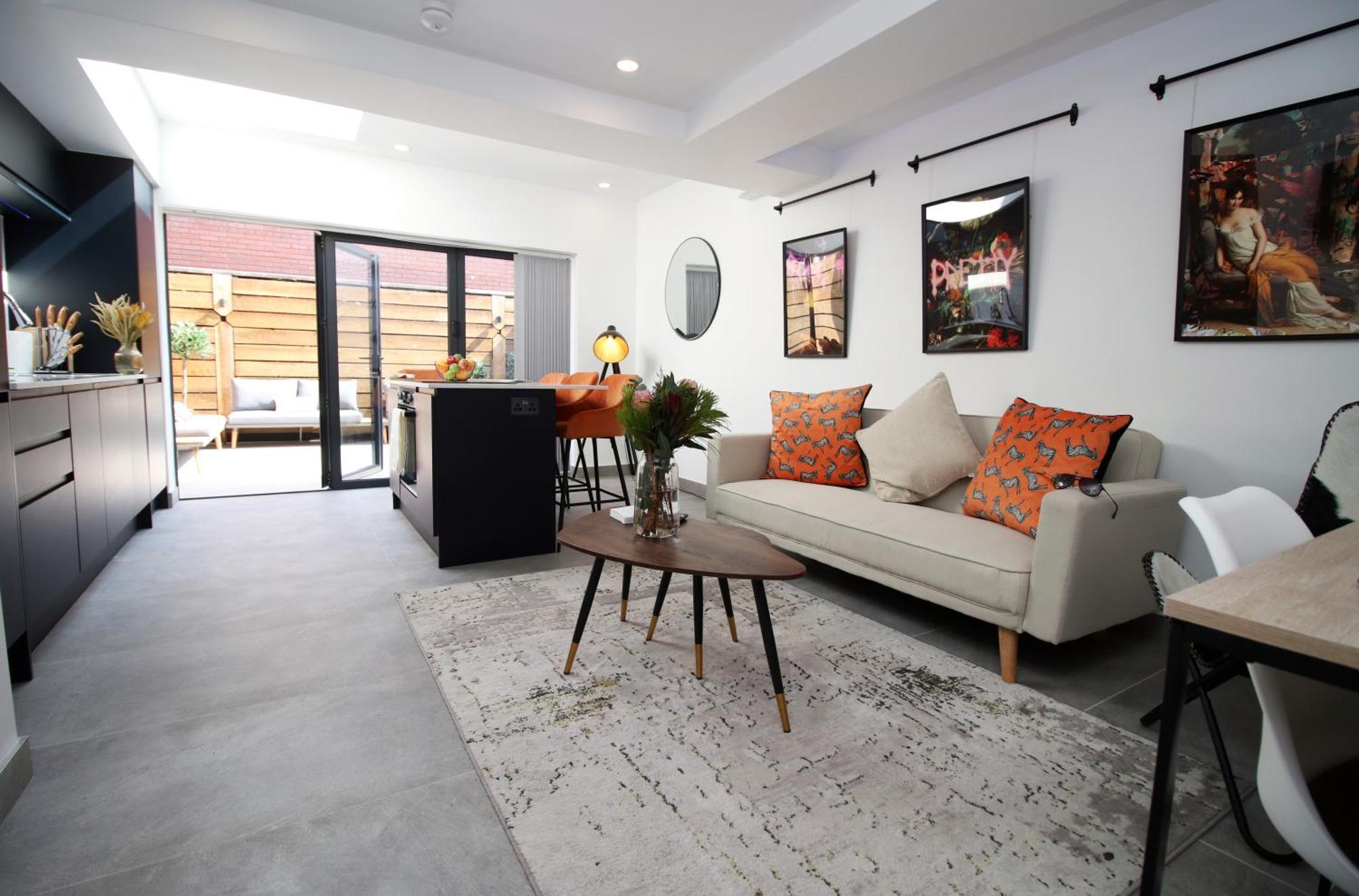 New Listing - Modern & Spacious Retreat With Private Courtyard Apartment