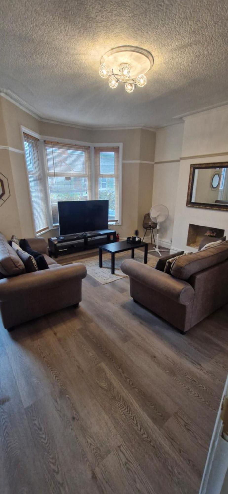 Large Three Bedroom With Roof Terrace Near Centre * Cardiff