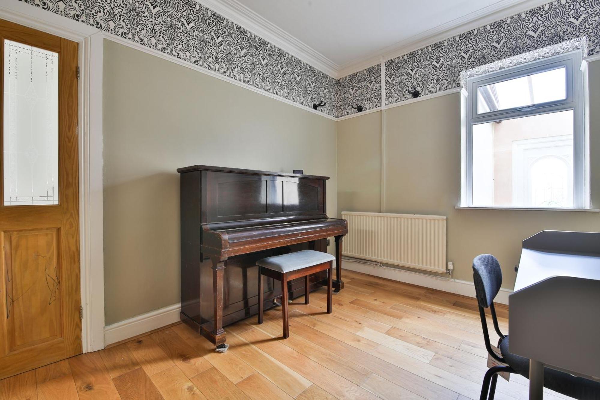 Chic, Piano 3 Bed Interior Designed House Holiday home Cardiff