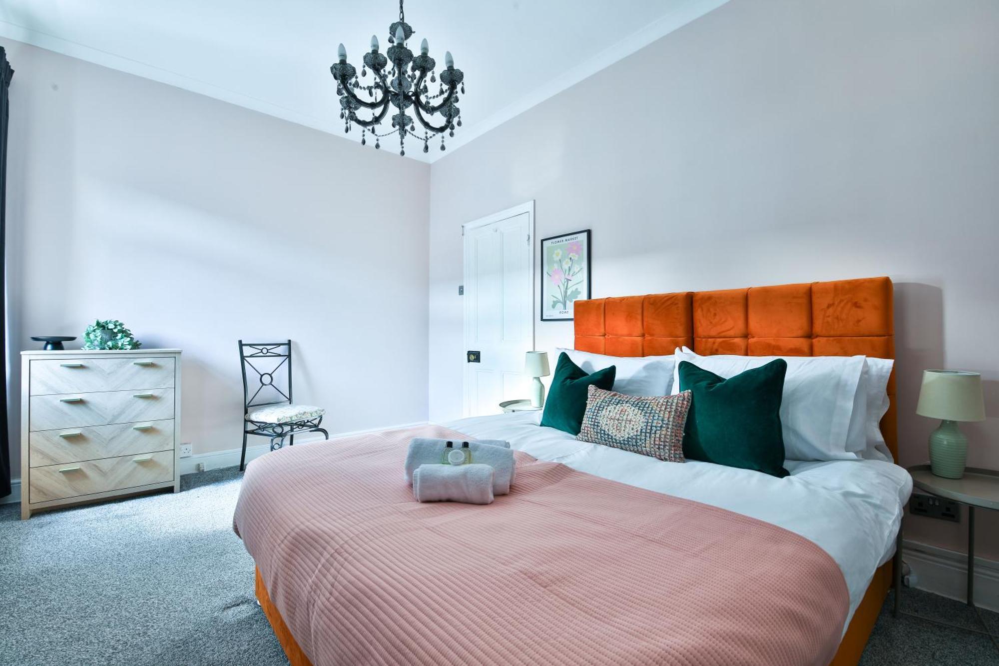 Chic, Piano 3 Bed Interior Designed House Cardiff