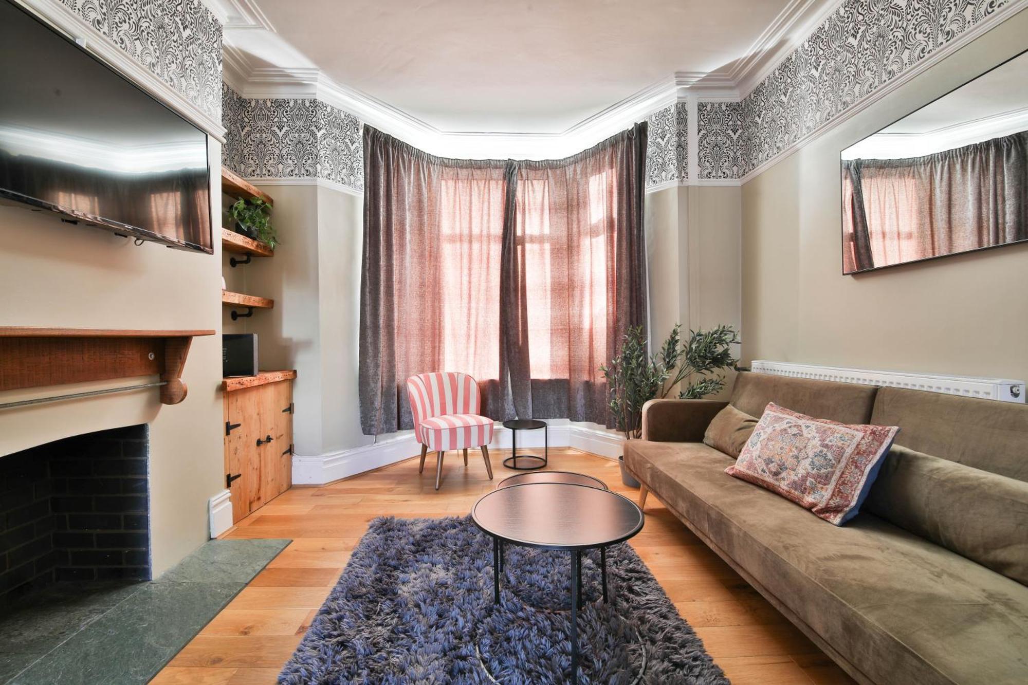 Chic, Piano 3 Bed Interior Designed House Holiday home Cardiff