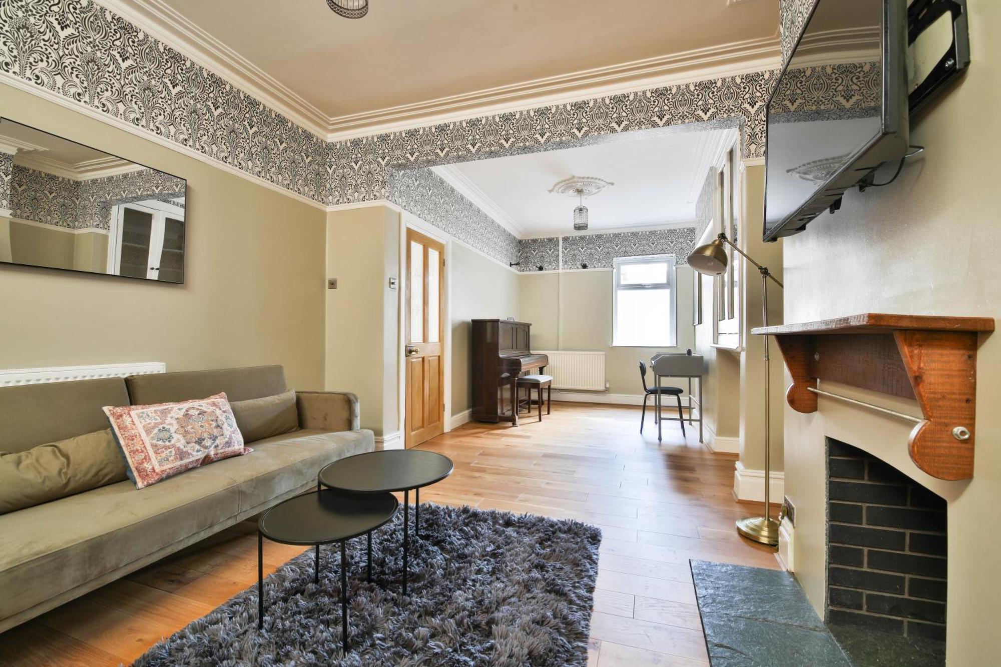 Holiday home Chic, Piano 3 Bed Interior Designed House *