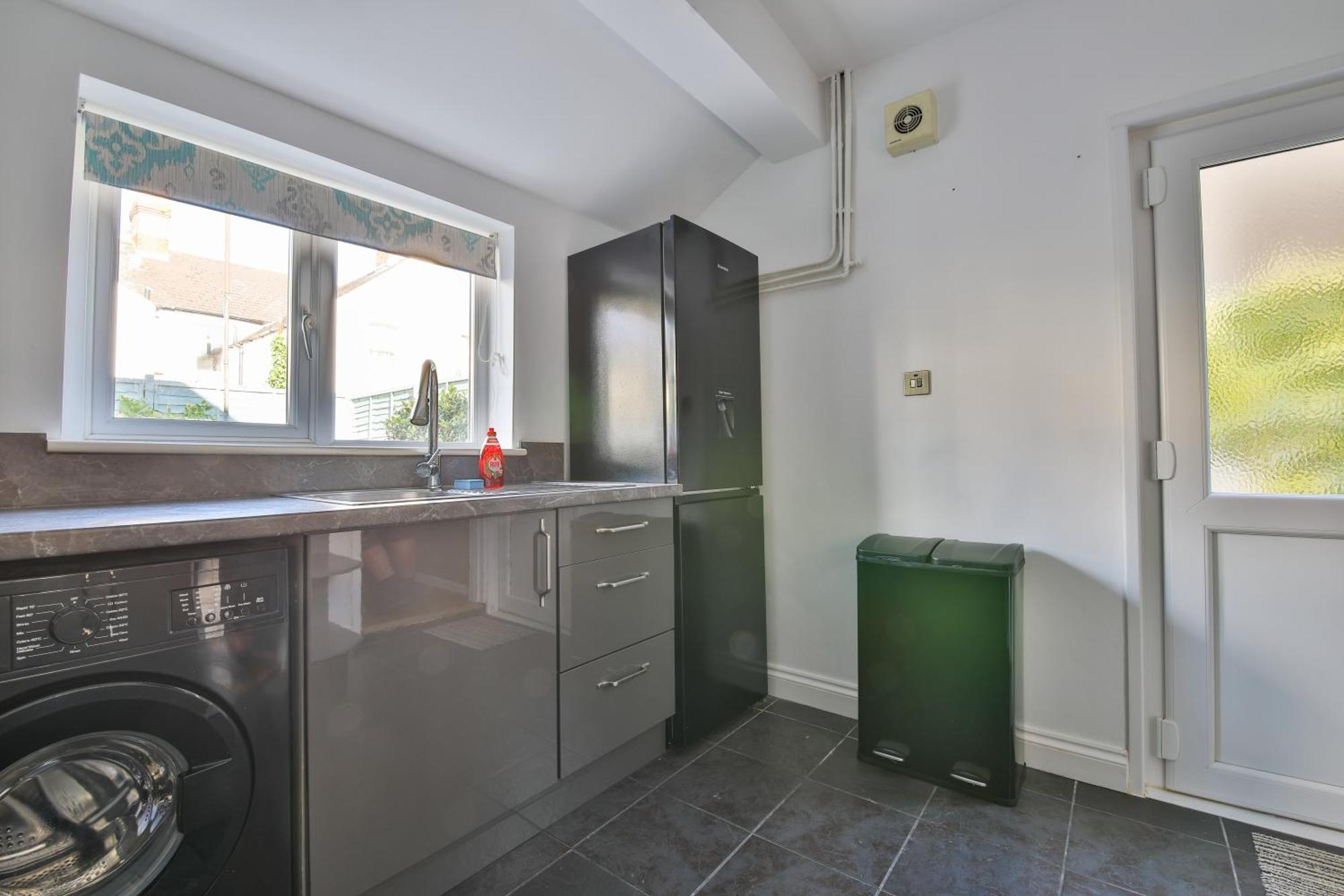 Chic, Piano 3 Bed Interior Designed House Cardiff