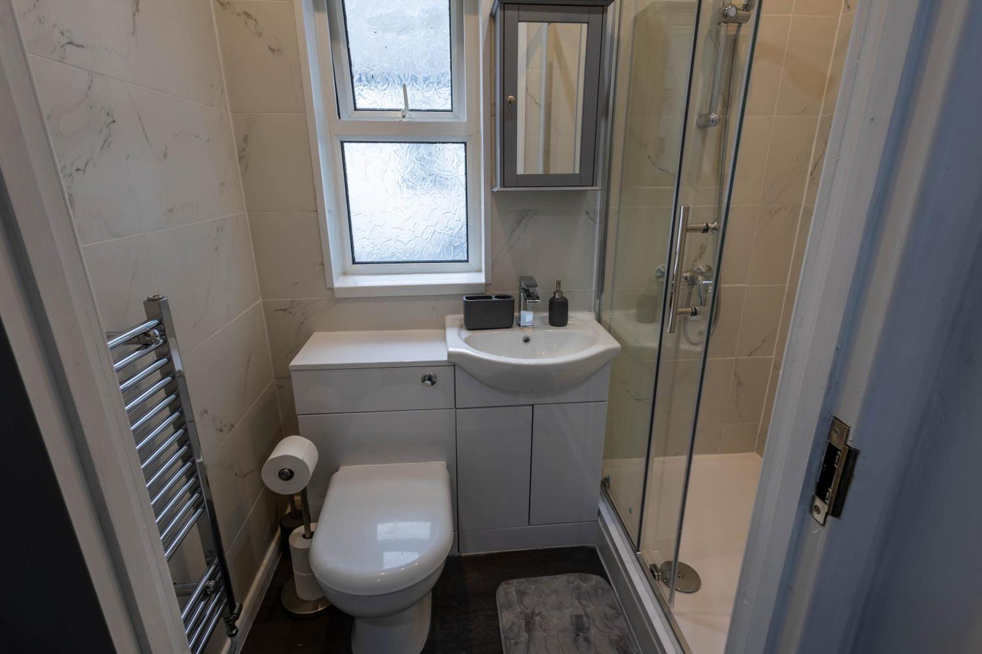 Spacious In Centre Apartment *
