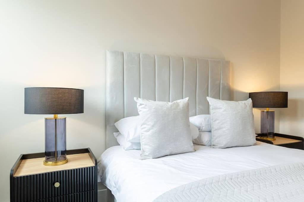 Elegant Centre 2 Bedroom With Free Parking Apartment *
