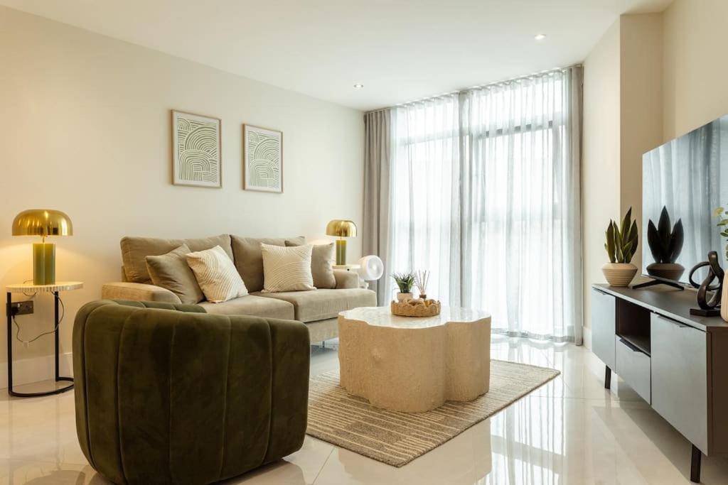 Elegant Centre 2 Bedroom With Free Parking Apartment