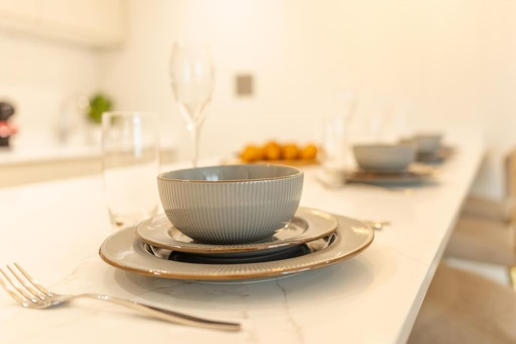 Elegant Centre 2 Bedroom With Free Parking Apartment *