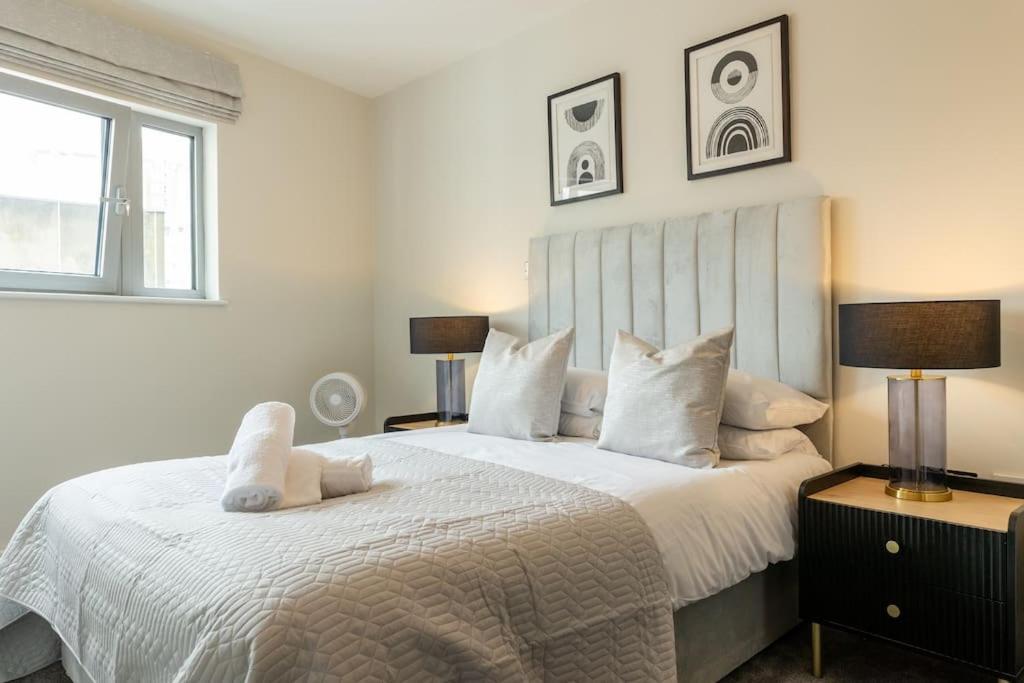 Elegant Centre 2 Bedroom With Free Parking *