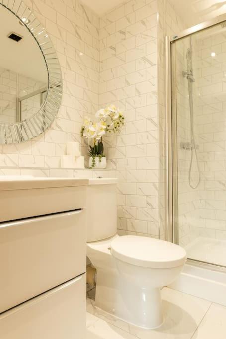 Elegant Centre 2 Bedroom With Free Parking Apartment *