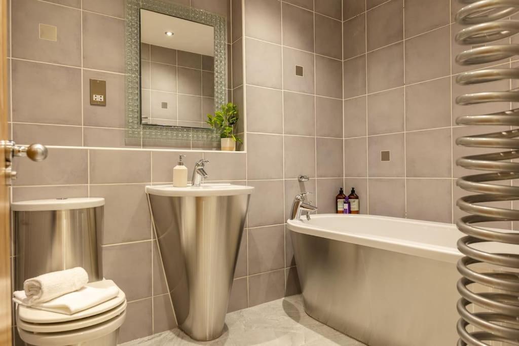 Elegant Centre 2 Bedroom With Free Parking Apartment