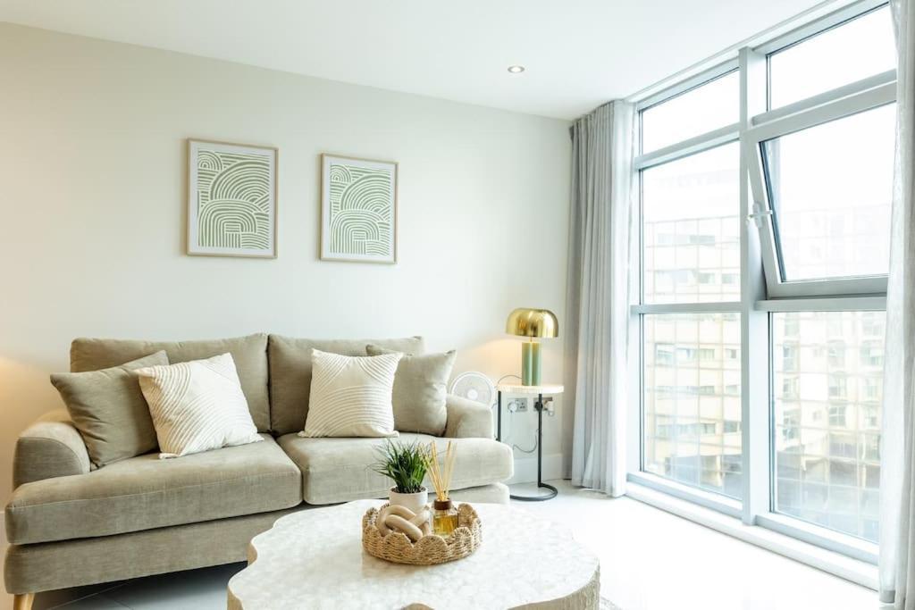 Elegant Centre 2 Bedroom With Free Parking