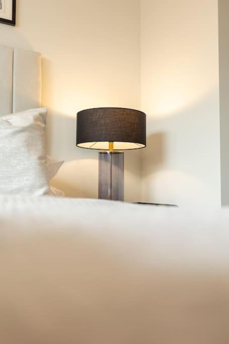 Elegant Centre 2 Bedroom With Free Parking Apartment *
