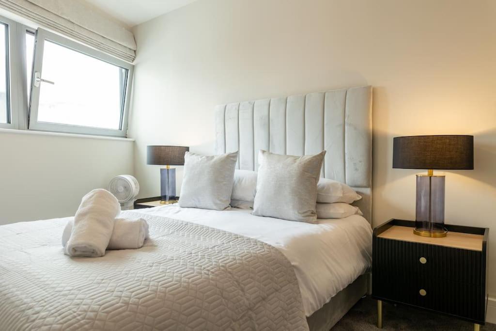 Elegant Centre 2 Bedroom With Free Parking *