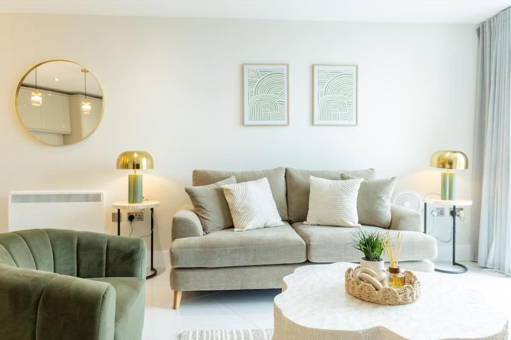 Elegant Centre 2 Bedroom With Free Parking Apartment