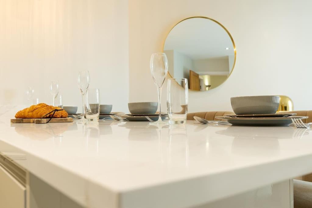 Elegant Centre 2 Bedroom With Free Parking *