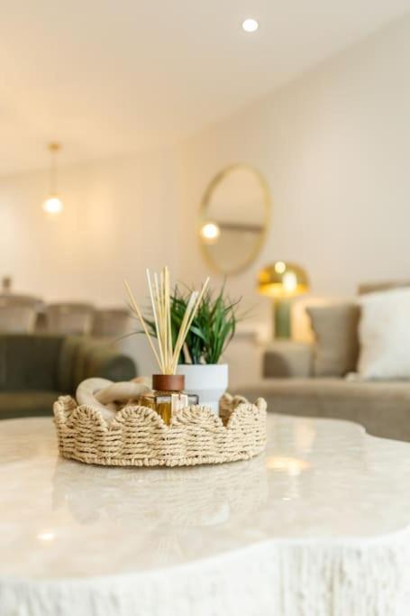 Elegant Centre 2 Bedroom With Free Parking *