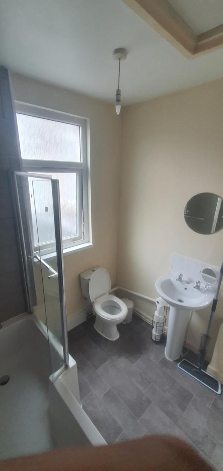 Apartment The Opal - 2 Bedroom With Wifi And On-street Parking - 10 Mins From City Centre & City Stadium *