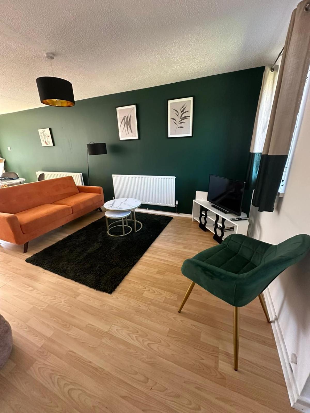 Cosy, Conveniently Located House By Dwell Haven - Close To Centre *