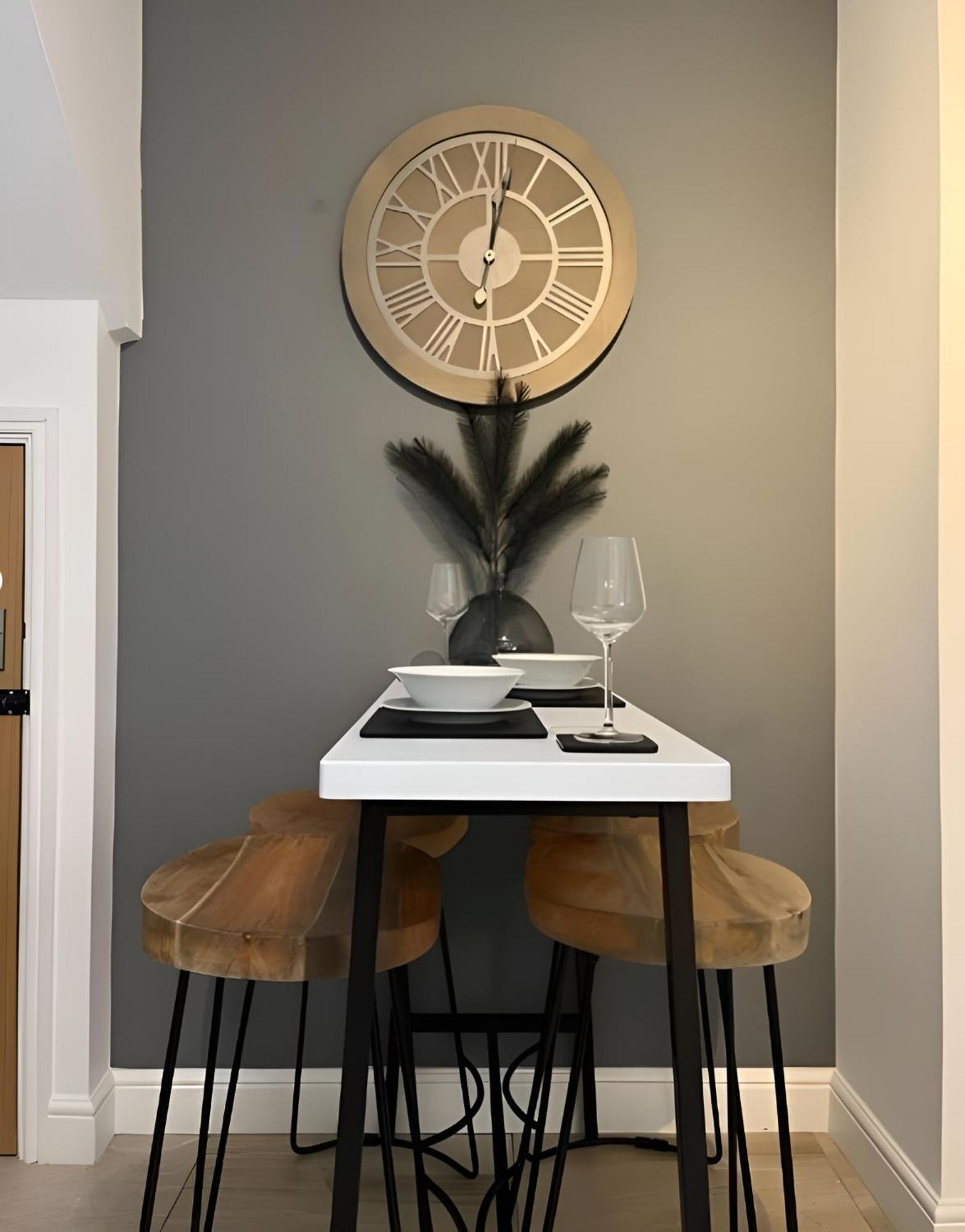 2 Bedroom Flat, 10 Minute Walk To Principality