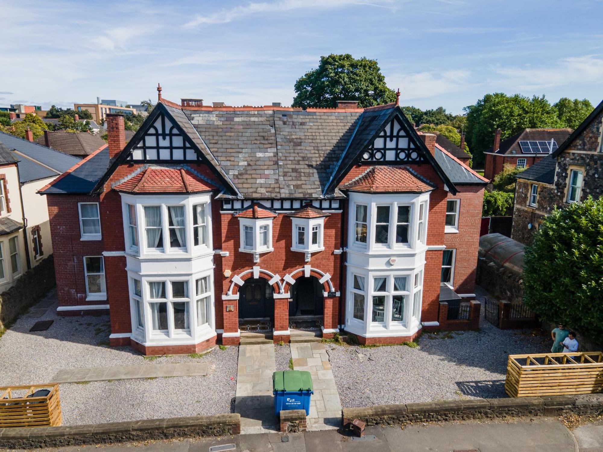 Large 2 Bed With Balcony And Private Parking Holiday home *