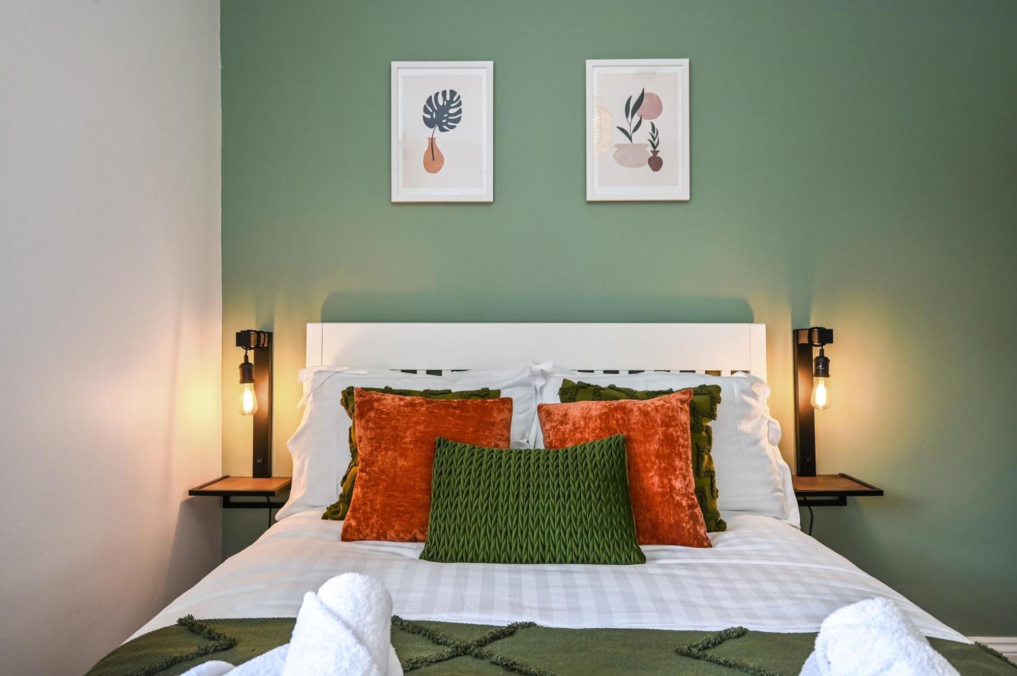 Urban Oasis, Stylish Townhouse In
